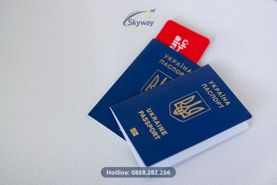 Ba cuốn hộ chiếu dán visa Schengen Pháp do Visa Nhanh 24h hỗ trợ xử lý