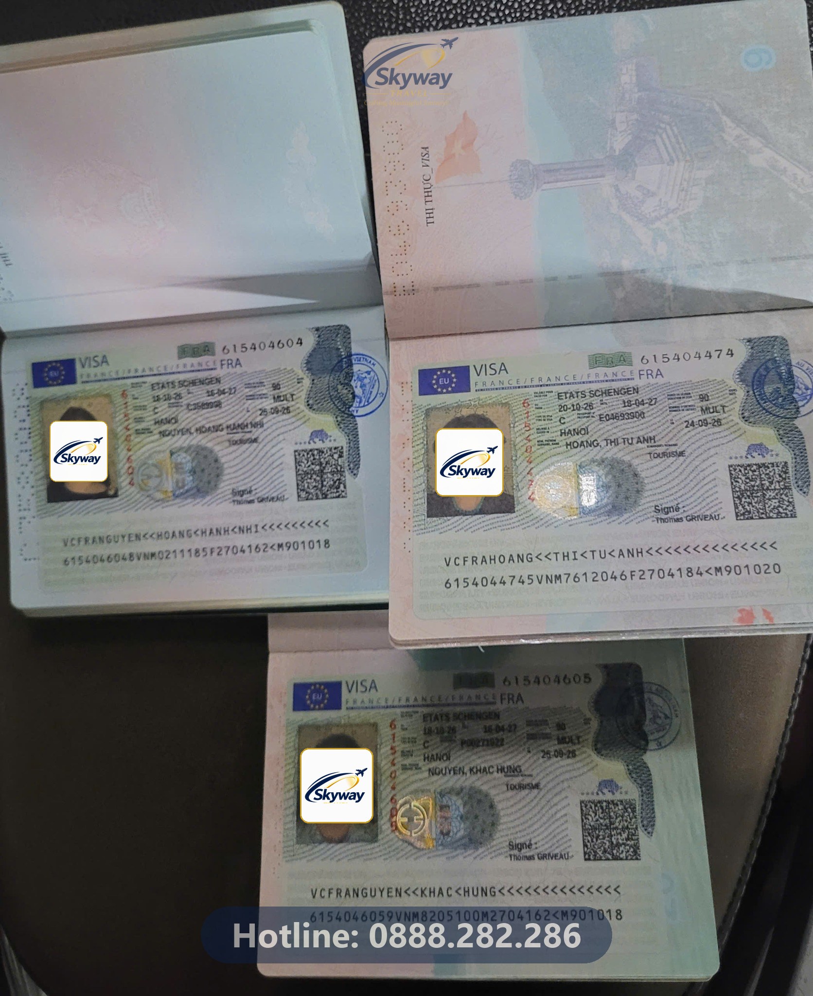 Ba cuốn hộ chiếu dán visa Schengen Pháp do Visa Nhanh 24h hỗ trợ xử lý