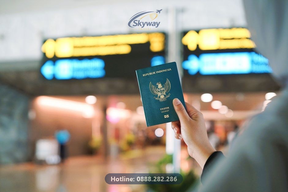 Khách quốc tế tại sân bay chuẩn bị lên máy bay sang Việt Nam du lịch và công tác