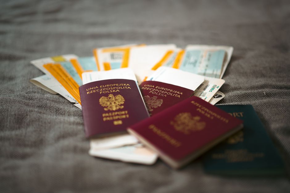 Hồ sơ xin visa du lịch và hộ chiếu được chuẩn bị sẵn sàng trên bàn làm việc